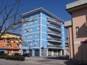 Bright flat in a colourful building - Beahost